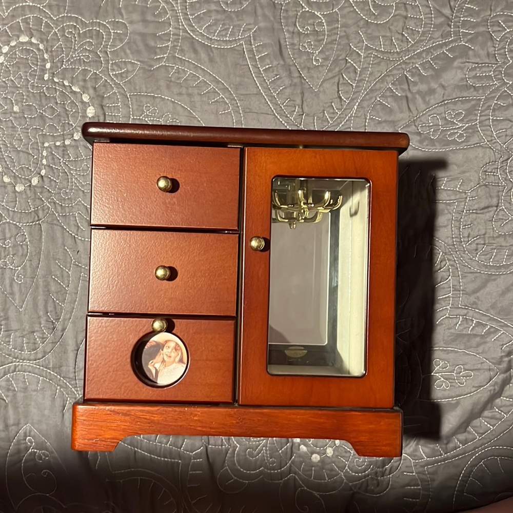 Jewelry box